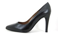 Pointed black leather pumps in large sizes