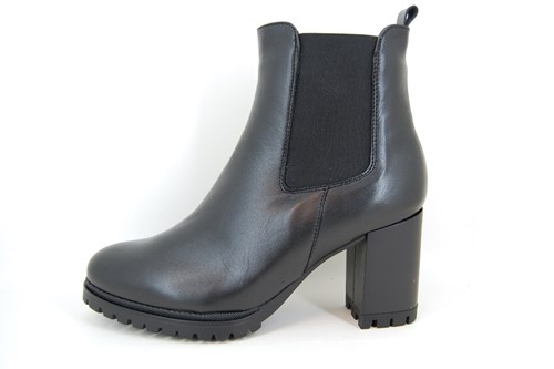Comfortable Trendy Chelsea Boots with Heels - black